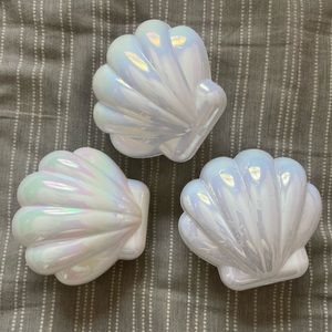 ✨5/$15✨ 3 Iridescent seashells